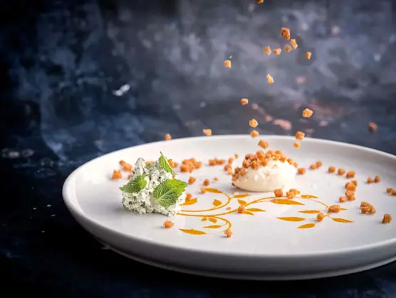 Kuvertsmør med urter og ristede croutoner