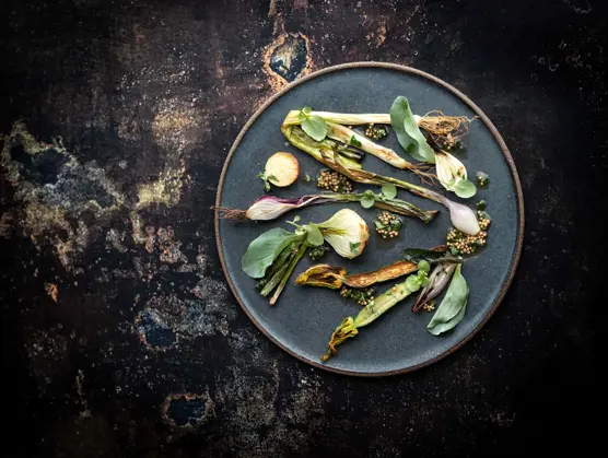 Røget smør med ovnstegte grøntsager og aromatiske urter