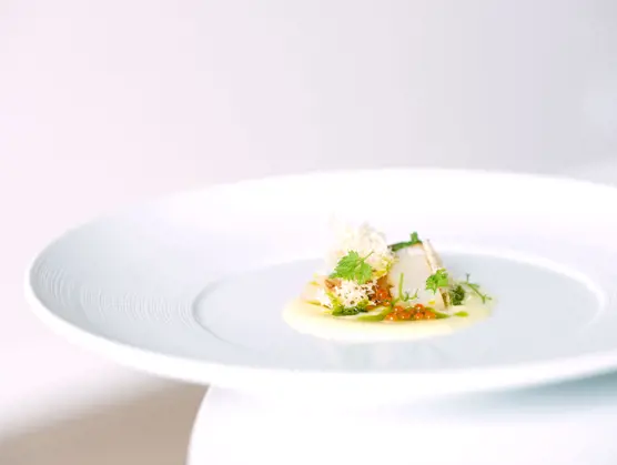 Tørret havgus med pomme purée, kammuslinger og estragonolie