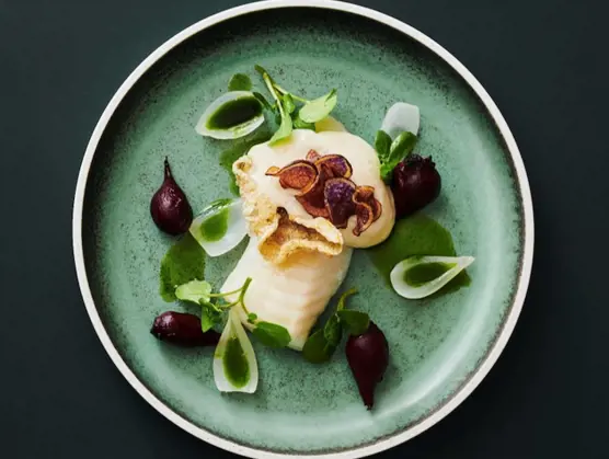 Bagt torsk med luftigt kartoffelskum, dampede løgskaller, syltede rødbeder og sprødt torskeskind