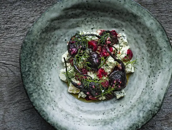 Bagte rødbeder med vinaigrette, blå ost og hindbær