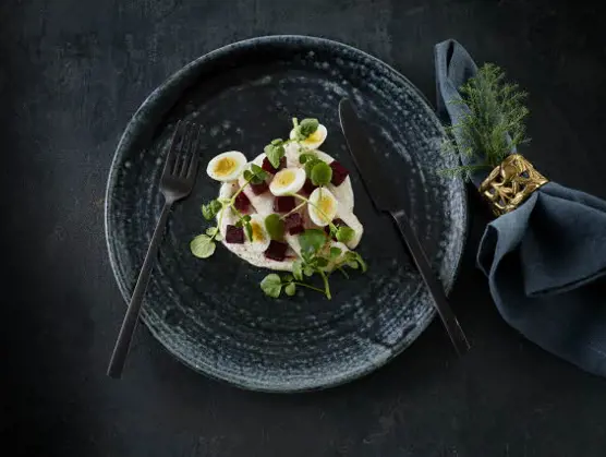 Dampet torsk med syltede rødbeder, ostecreme og vagtelæg