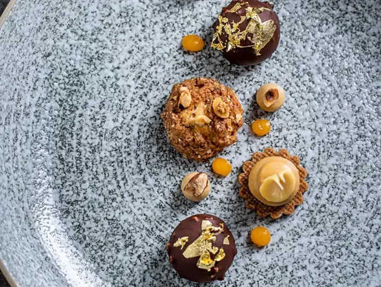 Karamelmousse med chokolade og bladguld