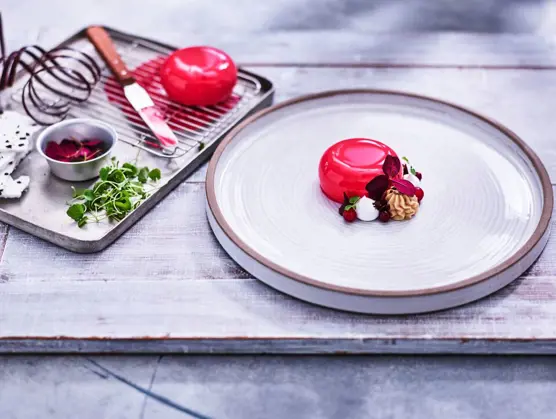 Tranebærdej med chokoladekaramel serveret med ristet fløde og italiensk marengs