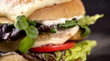 Arla Pro Havarti Jalapeno har en cremet blød og fyldig smag. Havarti med Jalapeno giver din burger det perfekte pift. Den kommer i et rundt format som passer perfekt oven på bøffen- ingen spild, ingen brændte ostekanter.