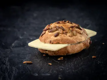 Med sin rige, komplekse og smøragtige smag, og dens evner i både kolde og varme serveringer, er Castello® Aged Havarti et oplagt valg til boller med ost, sandwiches, panini og burgers.