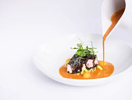 Jomfruhummersuppe med ovnbagt vesterhavsfisk, porrer & græskar