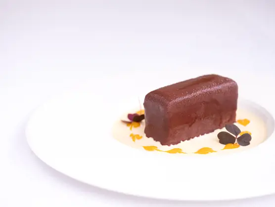 Chokoladebar med karamel, pistacie, passionfrugt & creme anglaise