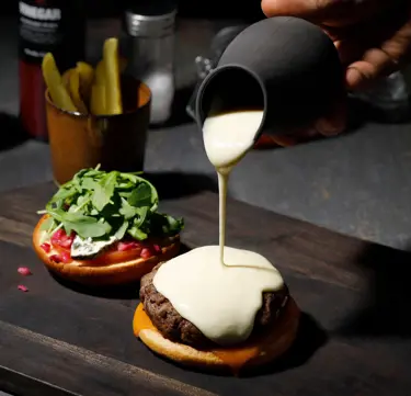 Avomallinen burgeriannos on yhtä juustojen juhlaa! Kastikkeen annostelu vasta salissa takaa elämyksen olevan omaa luokkaansa.