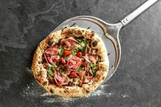 https://cdb.arla.com/api/assets/arla-pro-fr/3f00ed28-6316-4b23-930a-a36324906867/jpg-version-omne-arla-pizza-roots-bloom.jpg?version=0