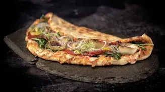 https://cdb.arla.com/api/assets/arla-pro-fr/4e76b860-f8c6-44d9-acdb-e628d4d760f6/foodwaste-pizza-panuozzo.jpg